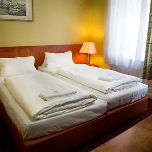 4* Otel - Heefa Ohg